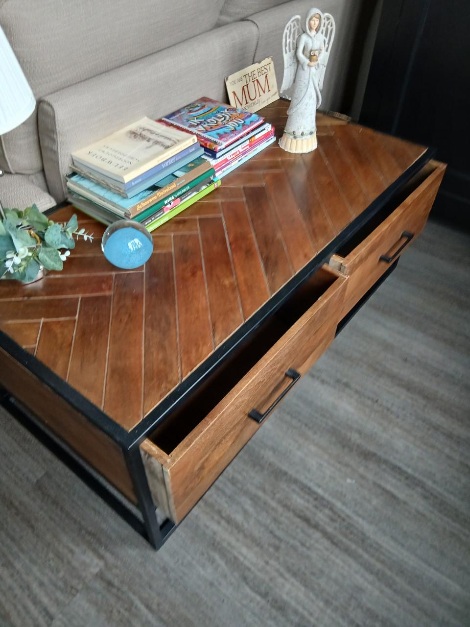 Mangohouten salontafel met twee laden, aan 2 kanten te openen.