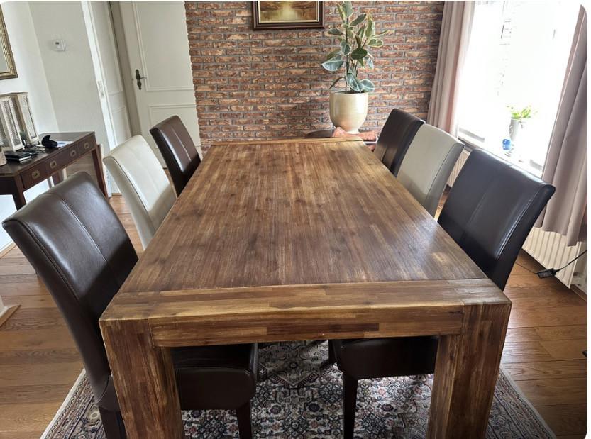 Eetkamertafel met 6 stoelen voor slechts 175 euro