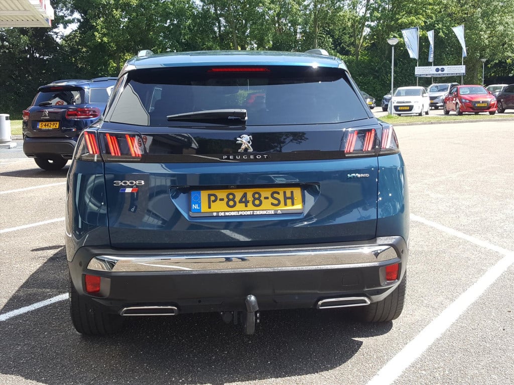Peugeot 3008 1.6 plug-in hybrid 225pk blue lease allure eat8 automaat navig