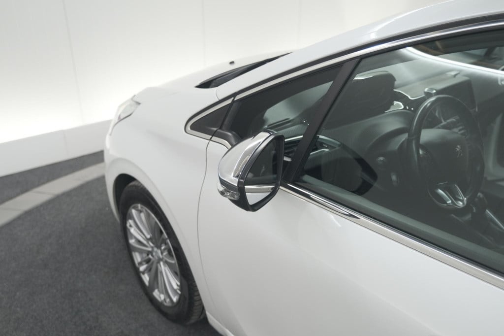 Peugeot 208 puretech 82 blue lease executive | parkeersensoren | navigatie 