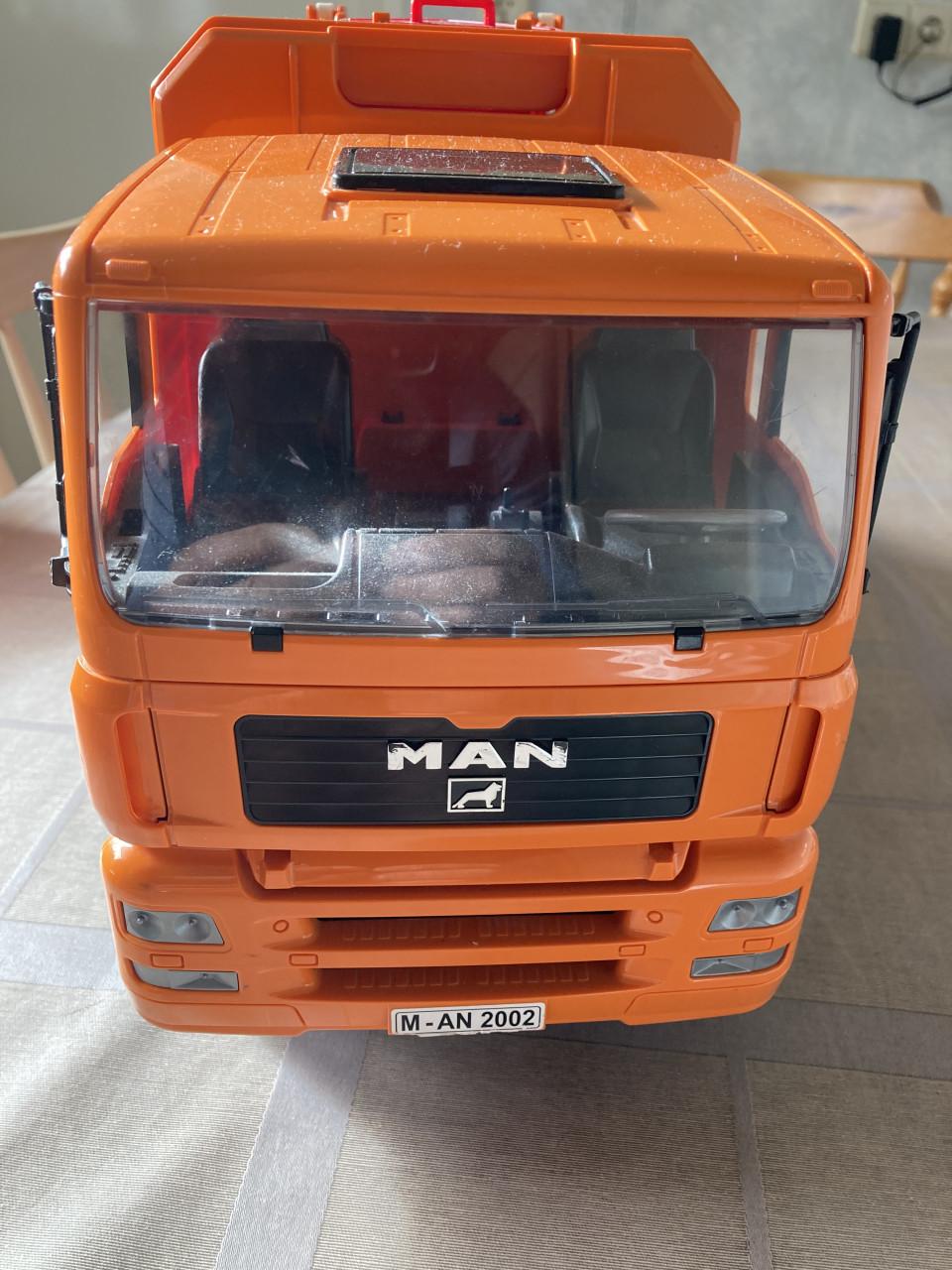 Bruder vuilnisauto compleet met 2 kliko' s voor de jonge werkmannen