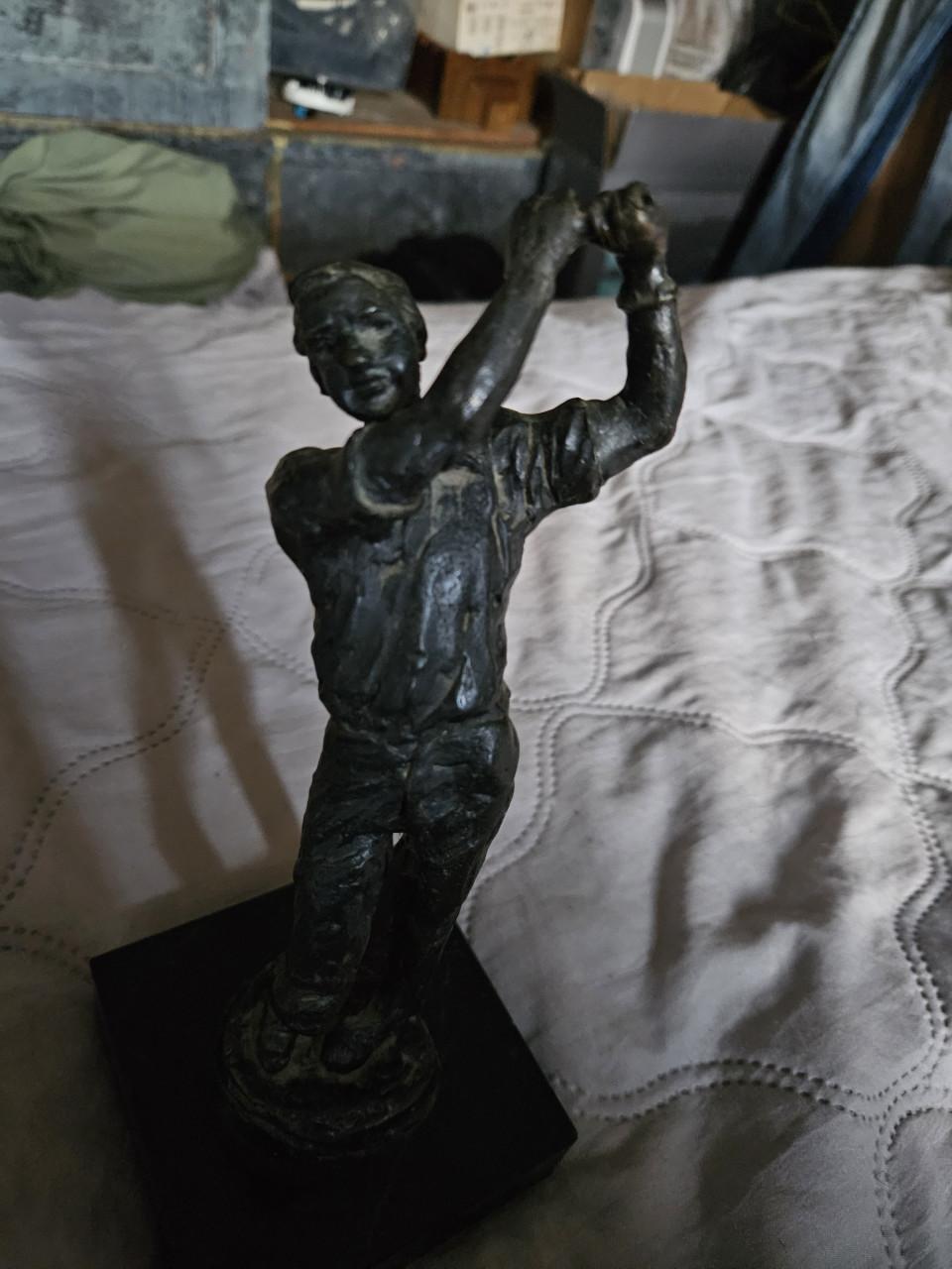 Prachtig bronzen beeldje van golfspeler op marmeren sokkel