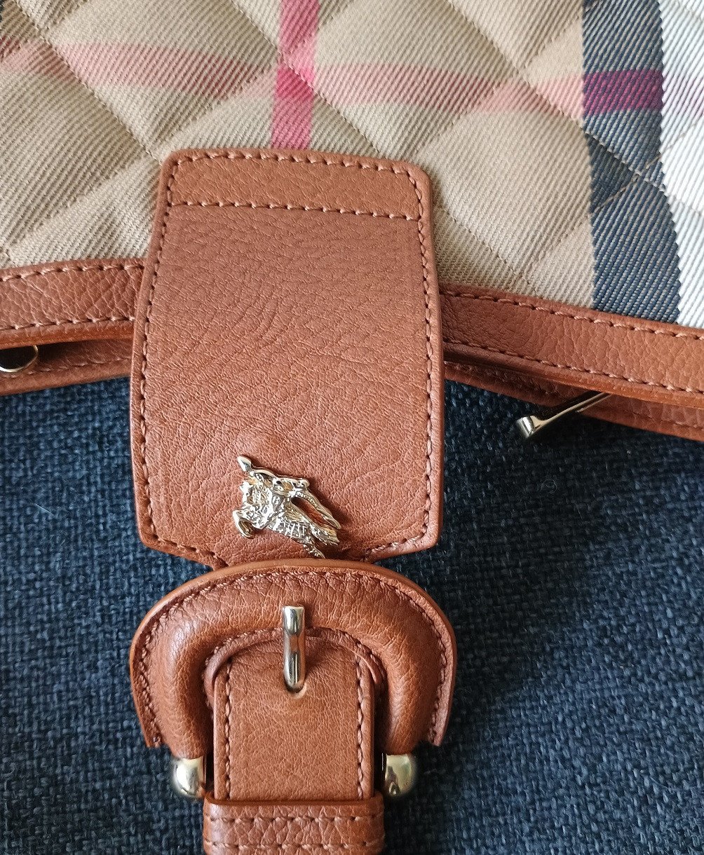 BURBERRY nova check little bag.