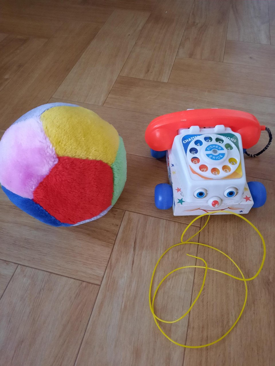 Fisher price telefoon + pluchen baby bal.
