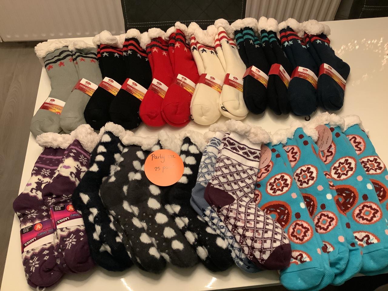 Partij leuke fluffy huissokken. ( partij 232)