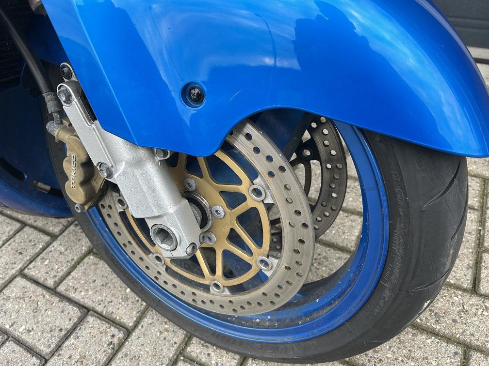 Kawasaki ZX12R uit 2002 met lichte kuipschade, rijklaar mee voor €2250,-