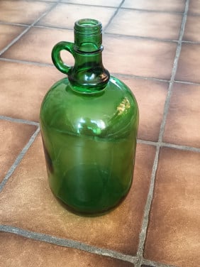 Prachtige brocante donkergroene wijn/ kruikfles met oortje. 2 liter.