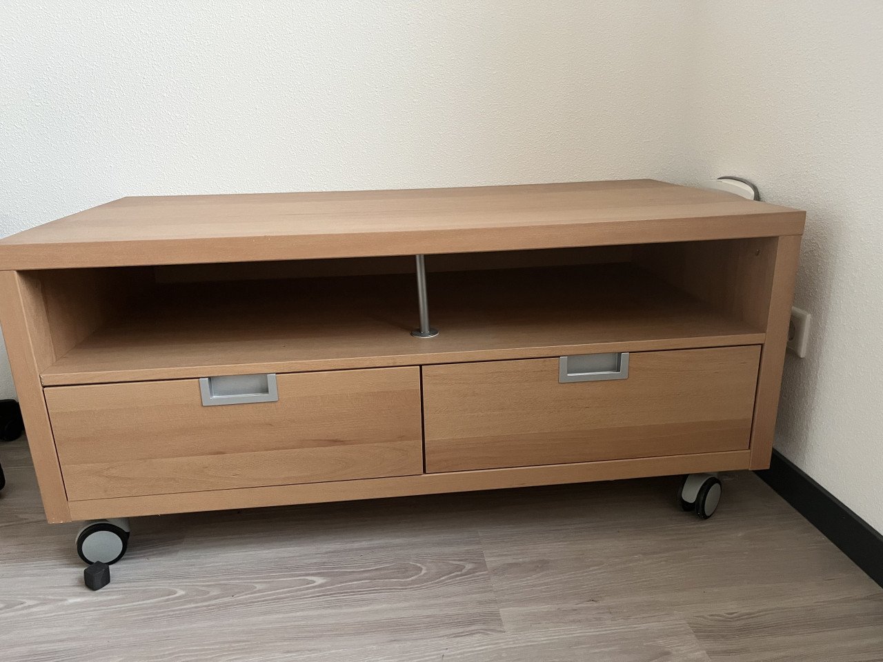 Bureau en tv kast op wielen