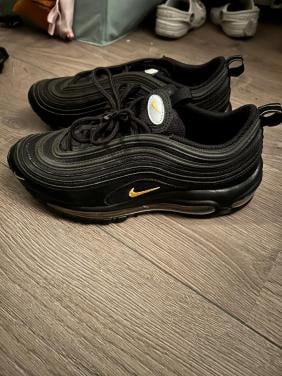 Nike schoenen zwart met goud