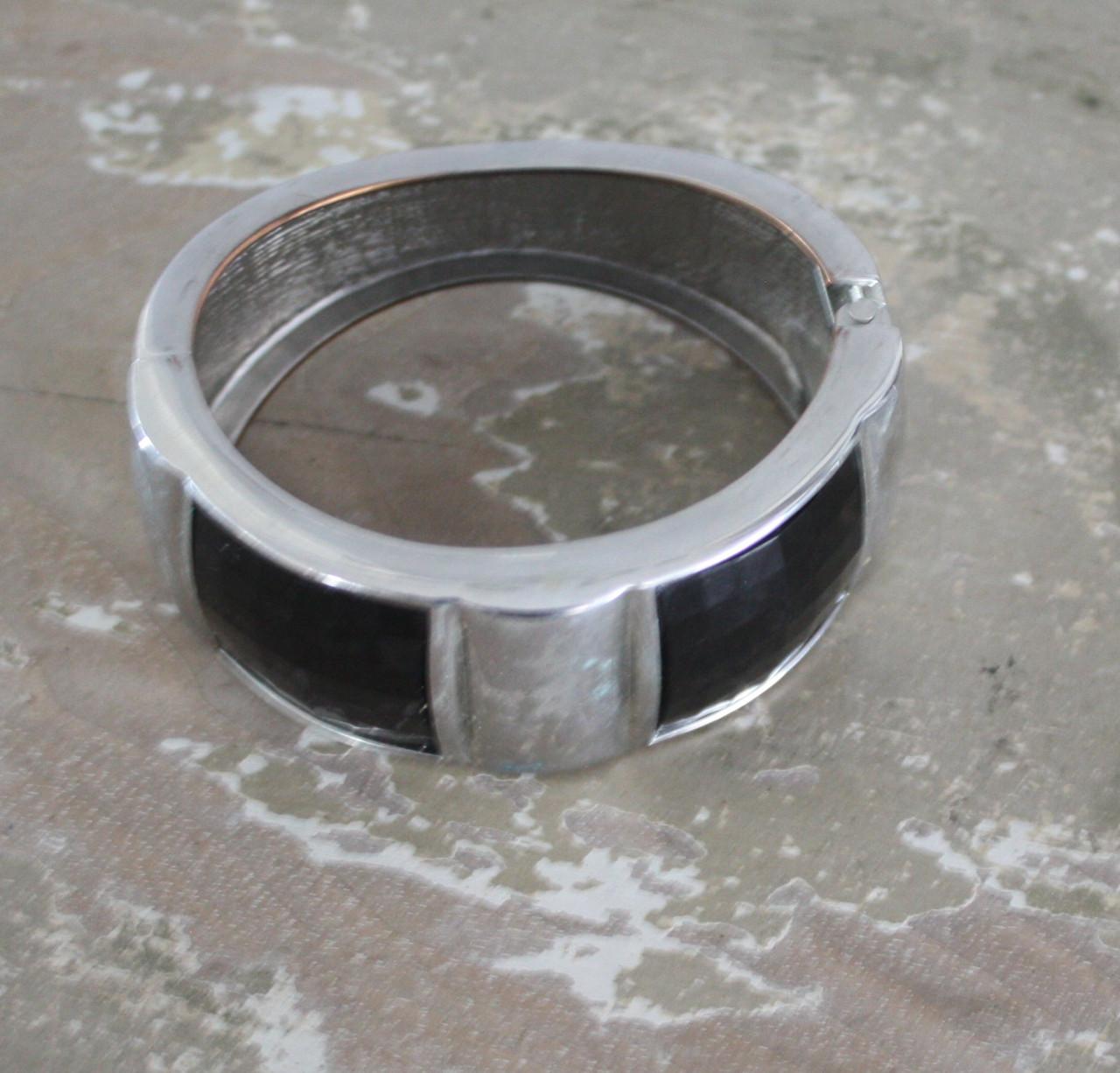 Zilverkleurige klem armband met zwart