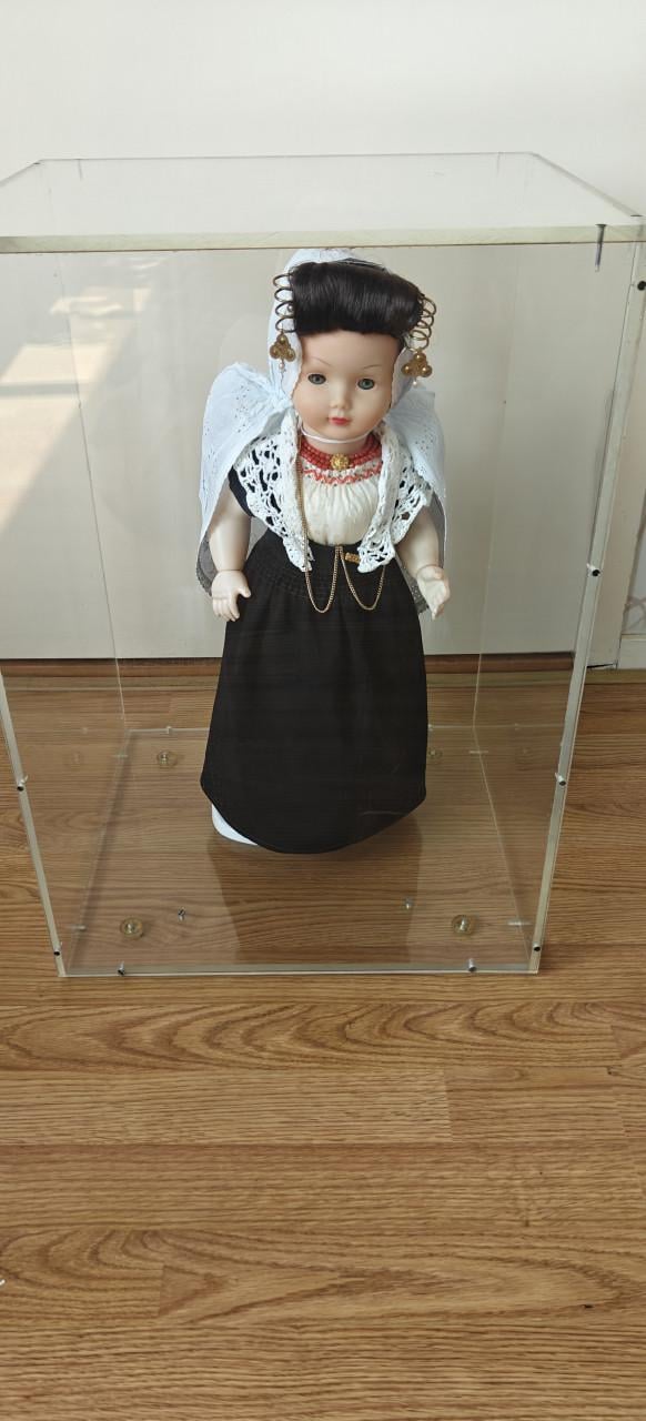 Te Koop Walcherse Klederdracht pop (en stof vrije kast van plexiglas)
