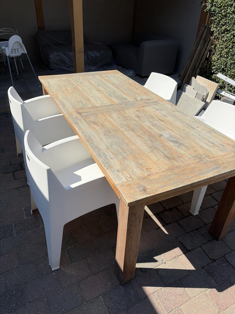 Houten tafel plus 4 kunststof stoelen