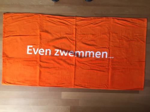 Badhanddoek, nooit gebruikt! Afmeting: 140 x 70 cm.