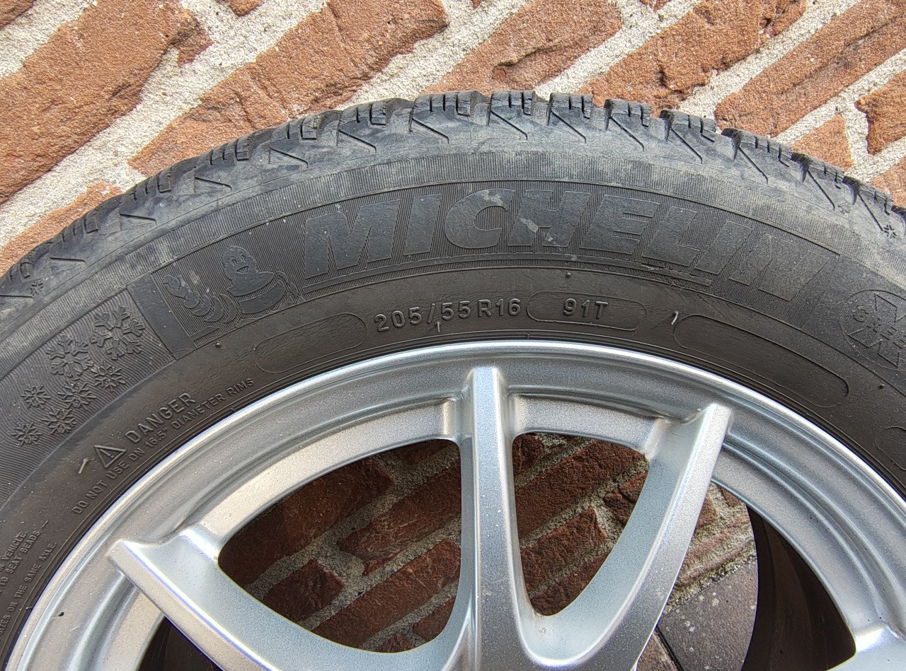 A246 set Mercedes velgen met winterbanden Michelin Alpine 205/55 R16