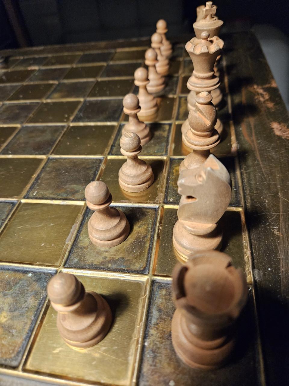Prachtig groot antiek schaakspel met metalen bord...