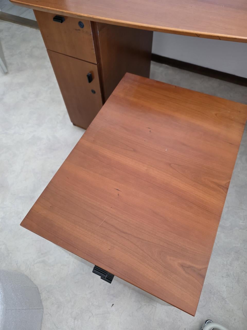 Kersenhouten bureau met ladenblok
