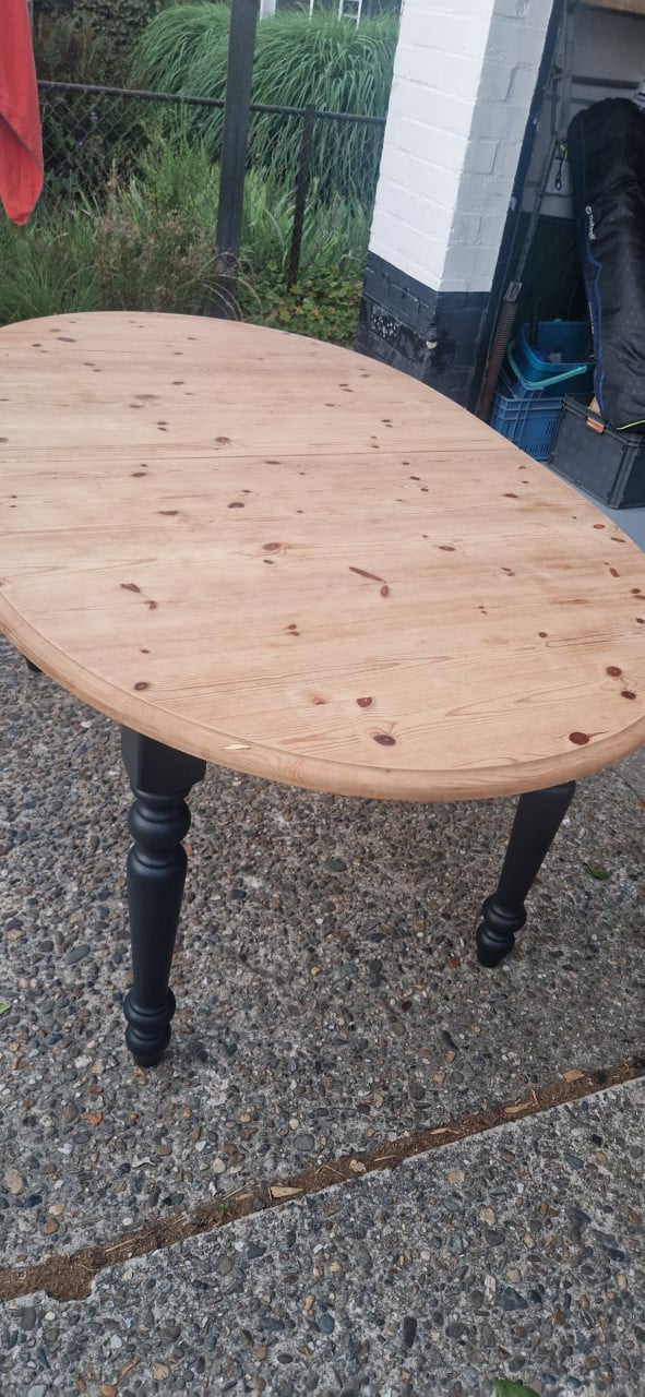 Ovale uitschuifbare eettafel
