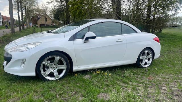Zeer mooie peugeot 308cc cabrio parelmoet wit weinig km nu 5499 euro