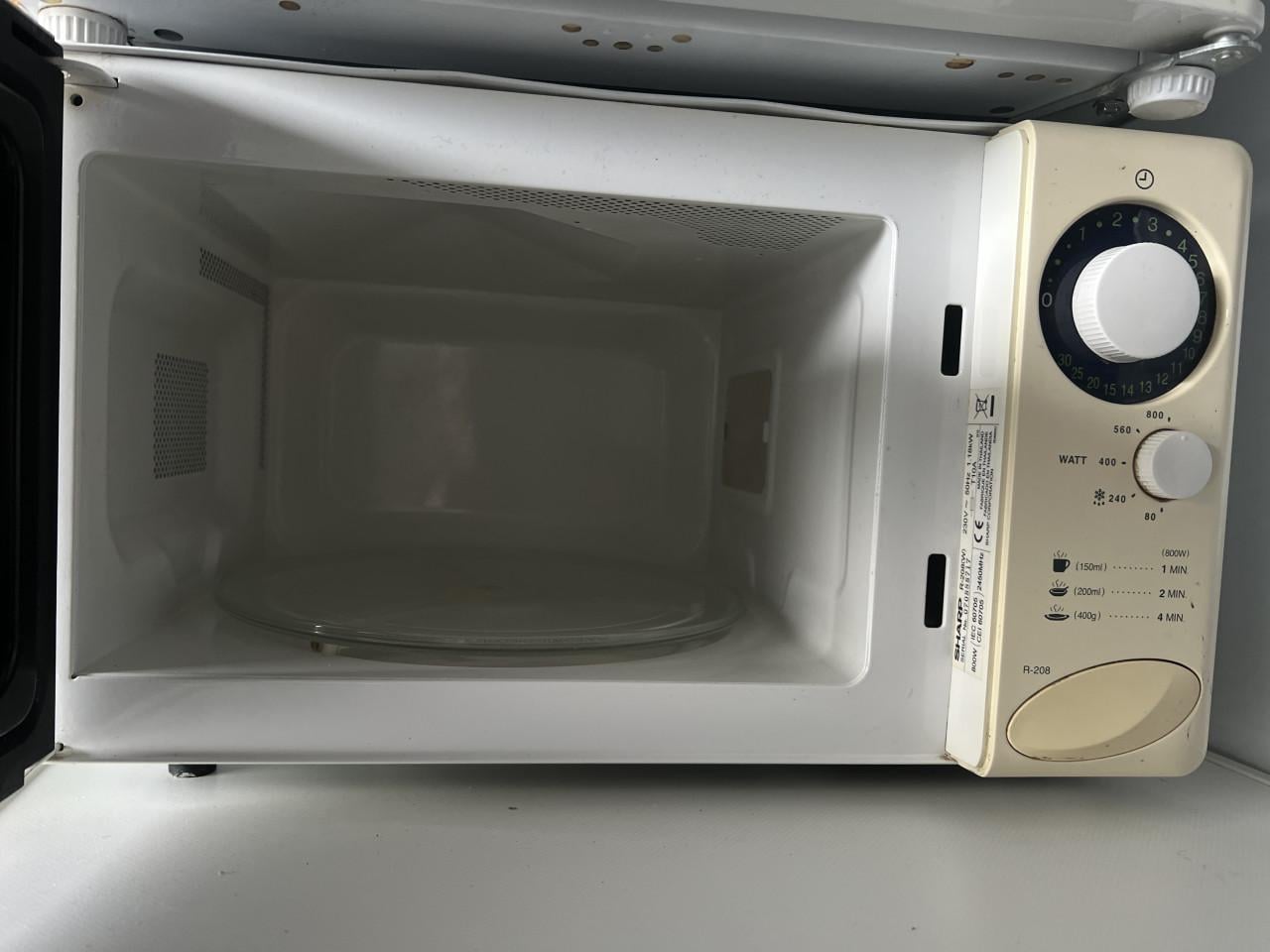 SHARP magnetron zeer eenvoudig te bedienen. Schoon en netjes
