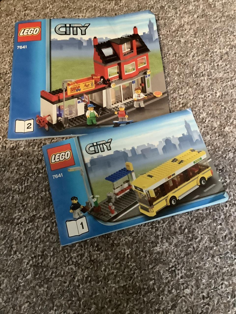 Complete Lego City set 7641, winkelstraat met bus. Met boekjes en doos