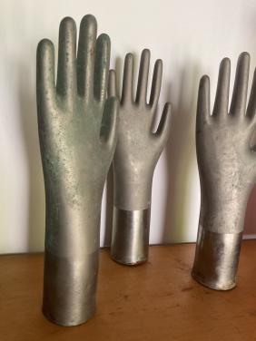Metalen handschoenmal
