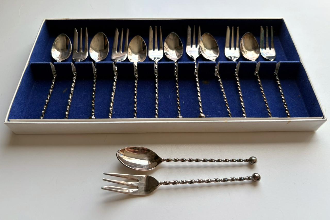 14 mooie gebaksvorkjes en -lepeltjes.