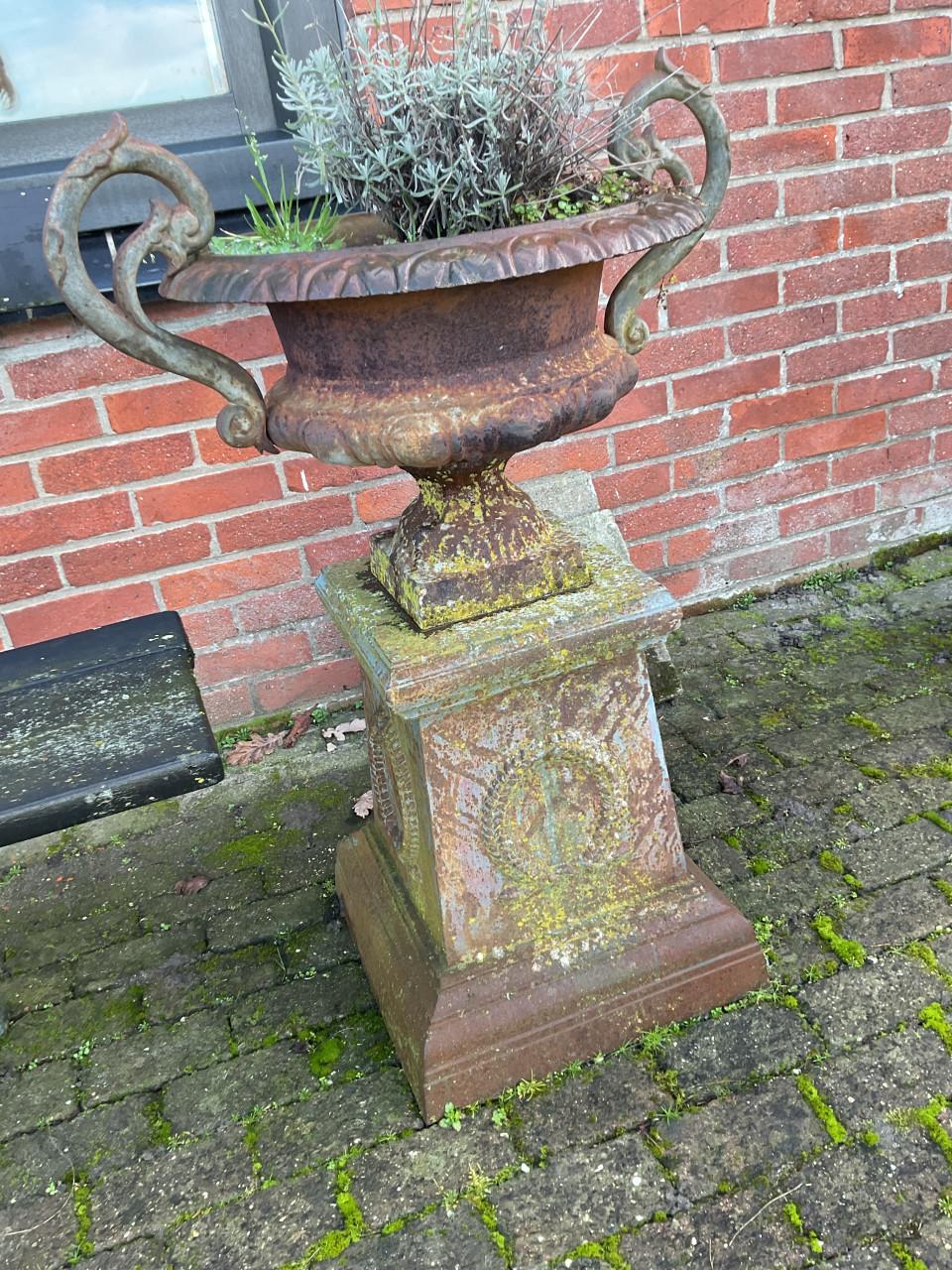 Gietijzeren vazen op sokkel