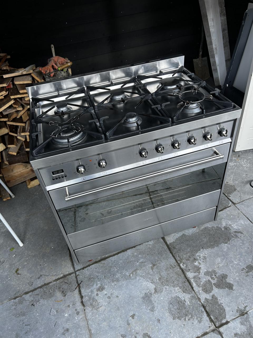 Gasfornuis van Smeg, 6 pitten en grote oven
