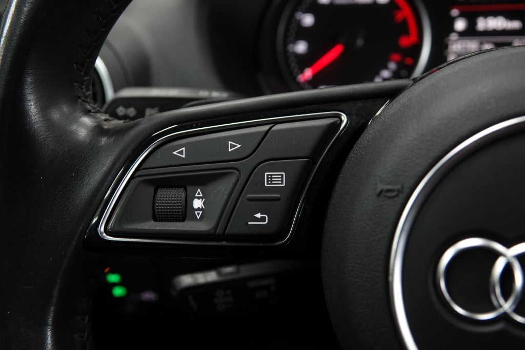 Audi Q2 30 tfsi sport | acc | led | pdc | parkassist |
