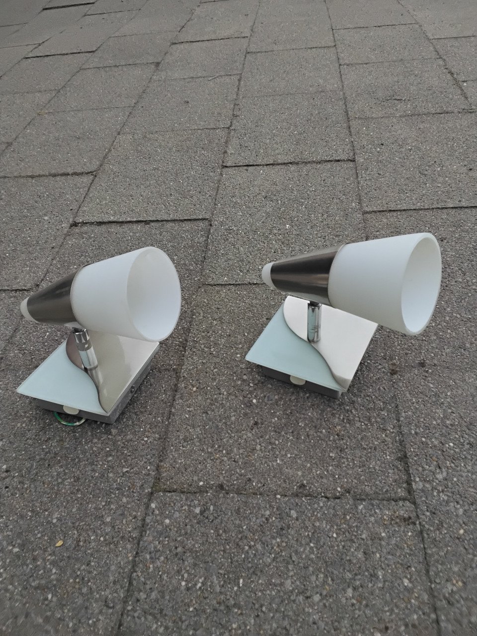 2 mooie wandlampjes  wit/rvs €10
