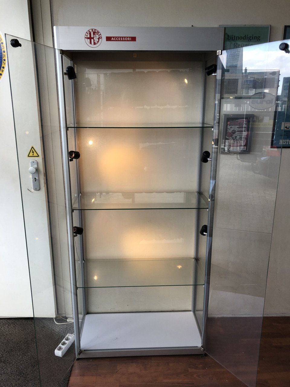 Mooie glazen Alfa Romeo vitrinekast met verlichting