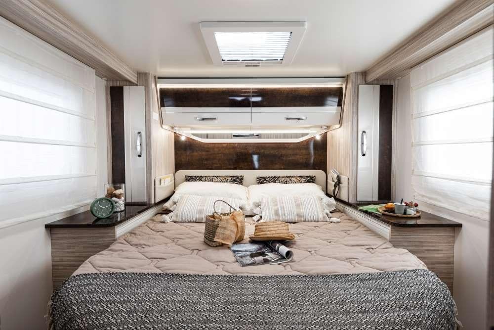 Elnagh T-Loft 582 - Face-to-face zithoek - Queensbed - Automaat - 2024