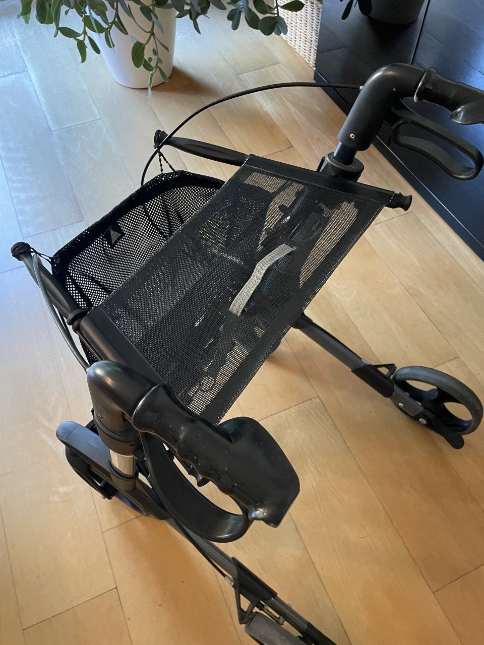 Rollator zwart (met zit mogelijkheid)