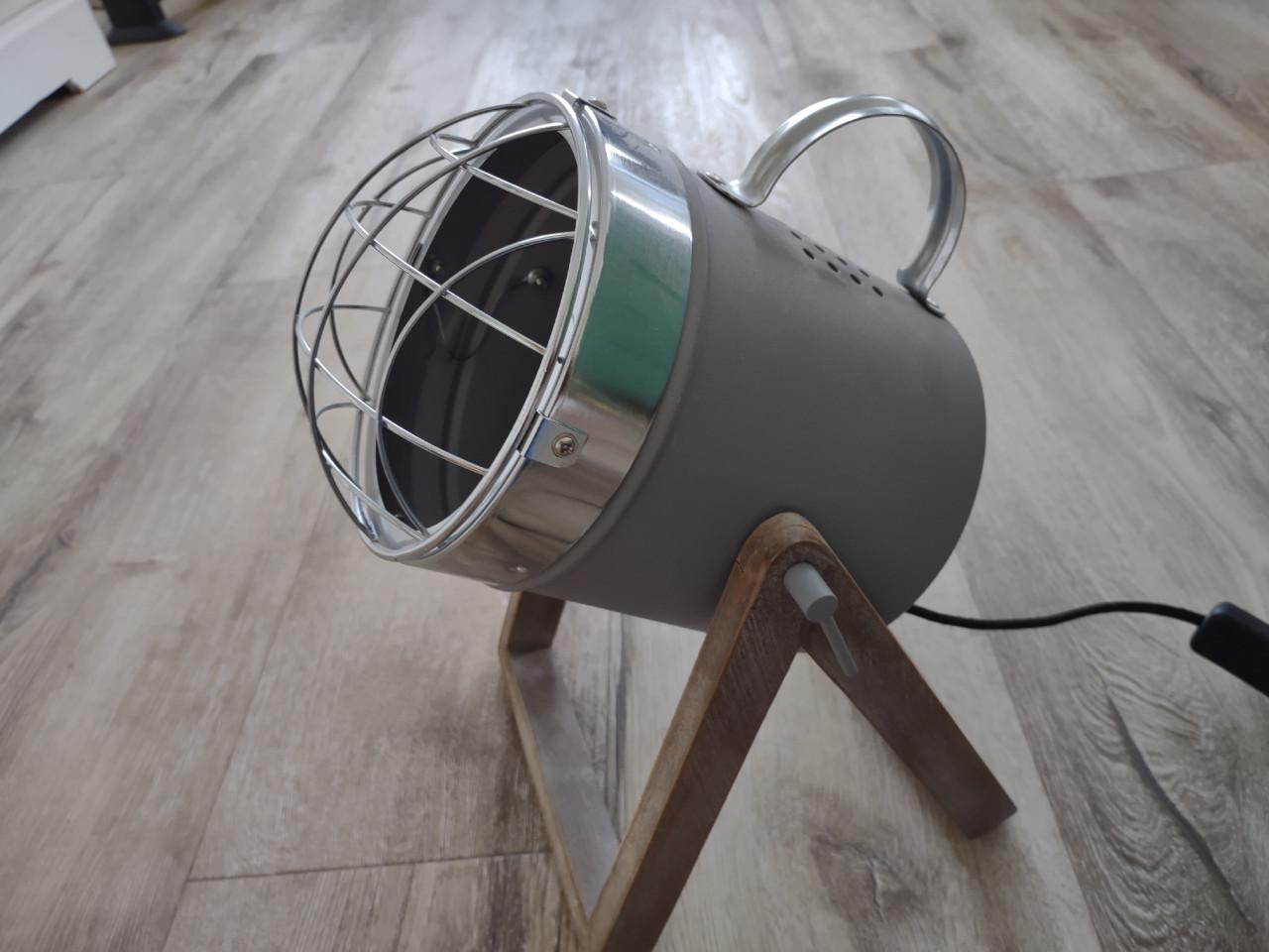 Prachtige grijze tafellamp met houten poot, verstelbare lamp