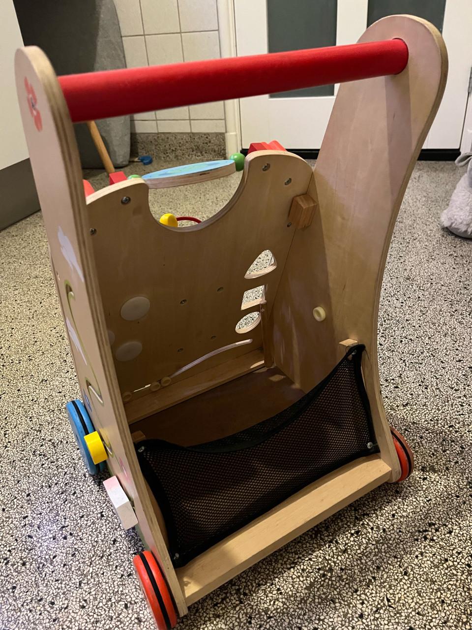 Leuk houten loopwagentje voor de eerste stapjes