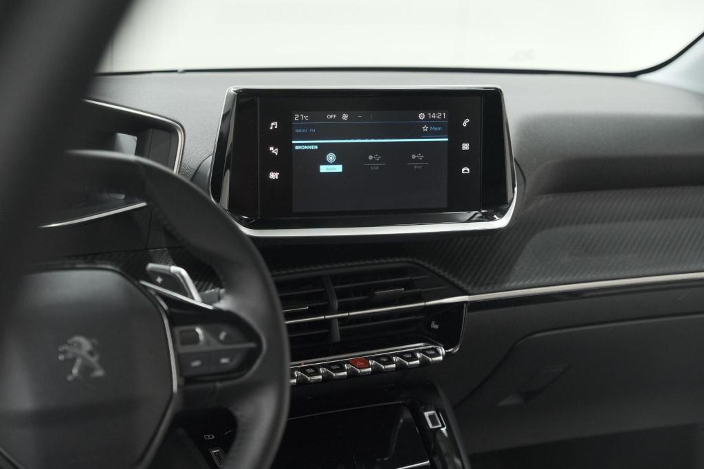 Peugeot 208 puretech 100 eat8 allure pack | camera | apple carplay | parkee