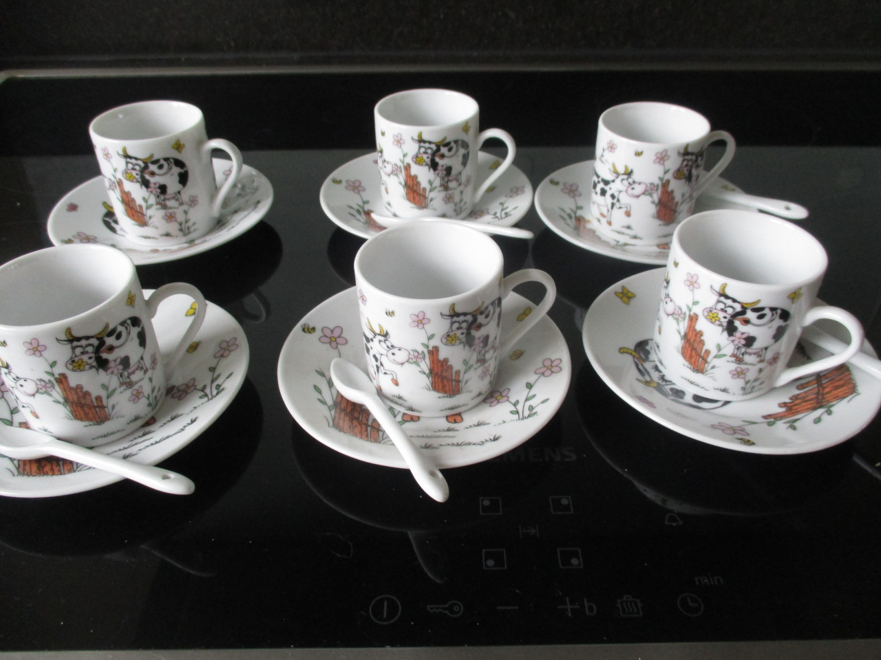 6 kinder kop en schotels aardewerk
