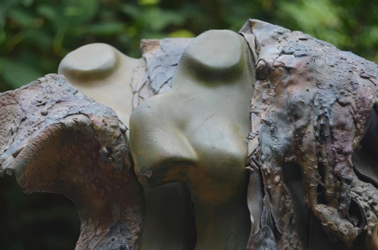 Terracotta en loden beeldengroep van 2 bustes, gesigneerd.