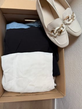 Doos met jassen en blazers