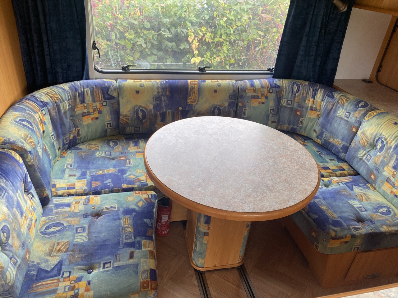 Lmc luxus caravan 560 met 4 seizoenen voortent airco compleet