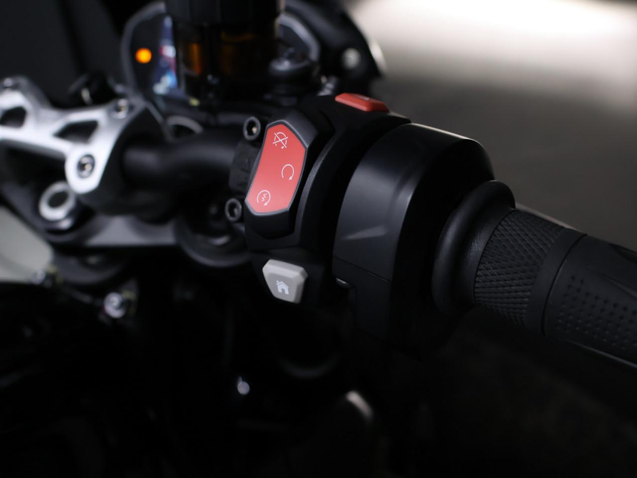 STREET TRIPLE RS | Phantom Black