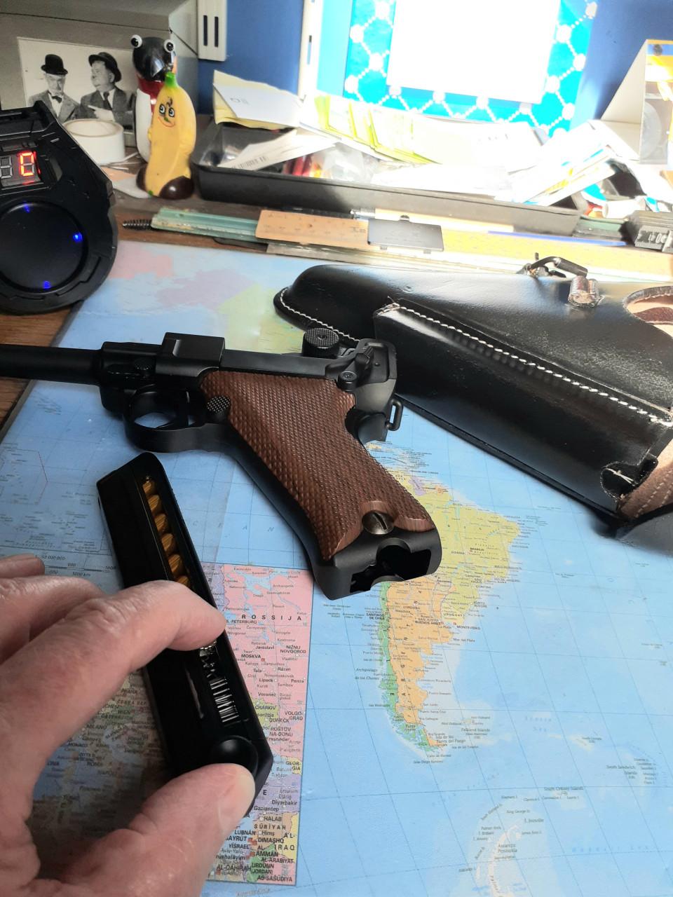 Luger P08 Shell Uitwerpende Laser Speelgoedpistool  + 6 patronen +