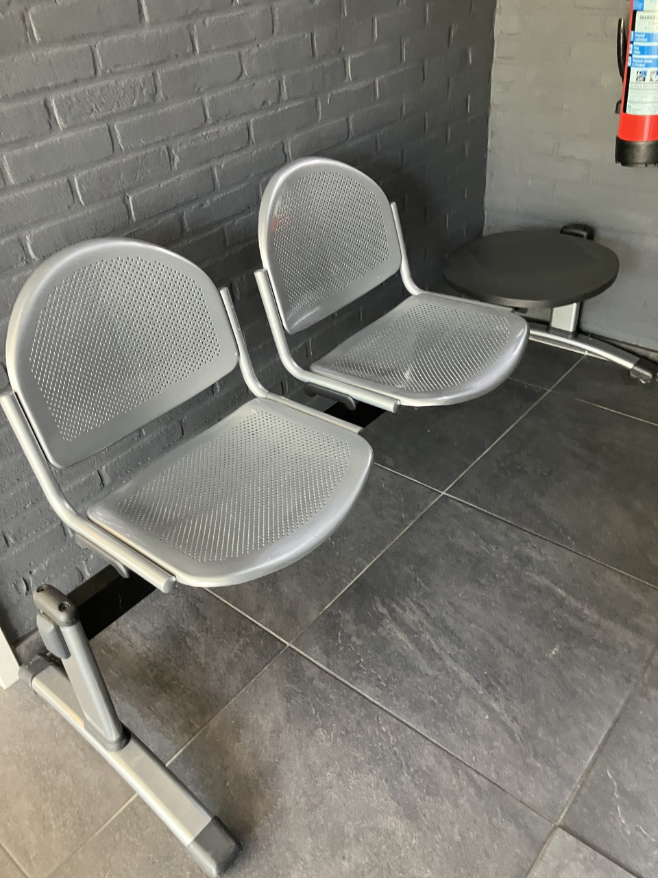 Te koop in zeer goede staat bankje met vast tafeltje