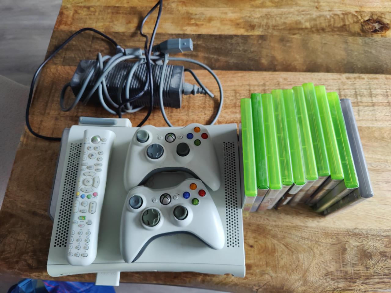 X-box 360 met 2 controllers, afstandsbediening en 10 spellen