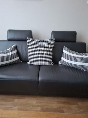 Drie persoons bankje. Licht grijs.