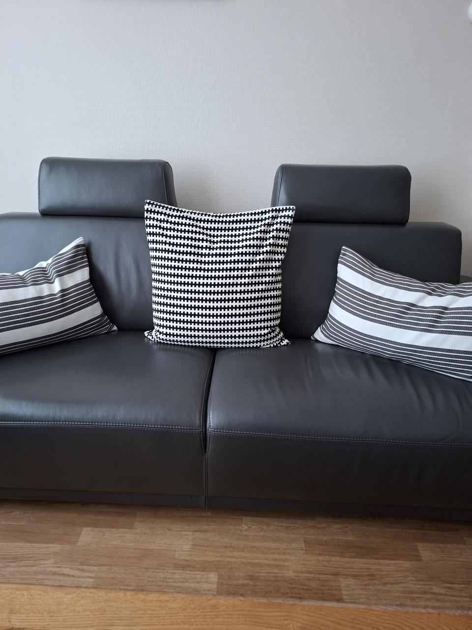 Drie persoons bankje. Licht grijs.