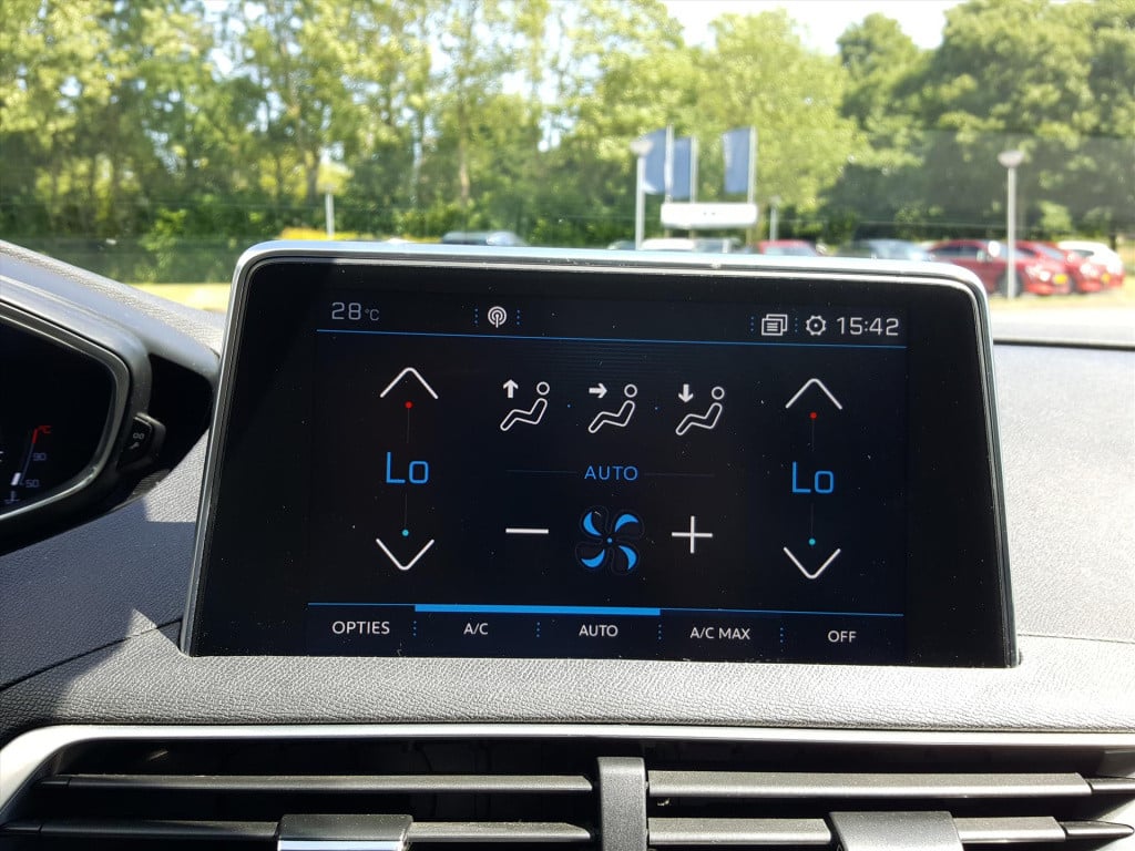 Peugeot 3008 1.2 130pk première automaat navigatie | trekhaak | panoramisch