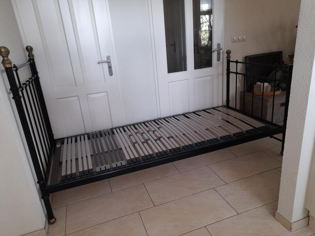 1 Persoons bed 90 x 220 (in goede staat )