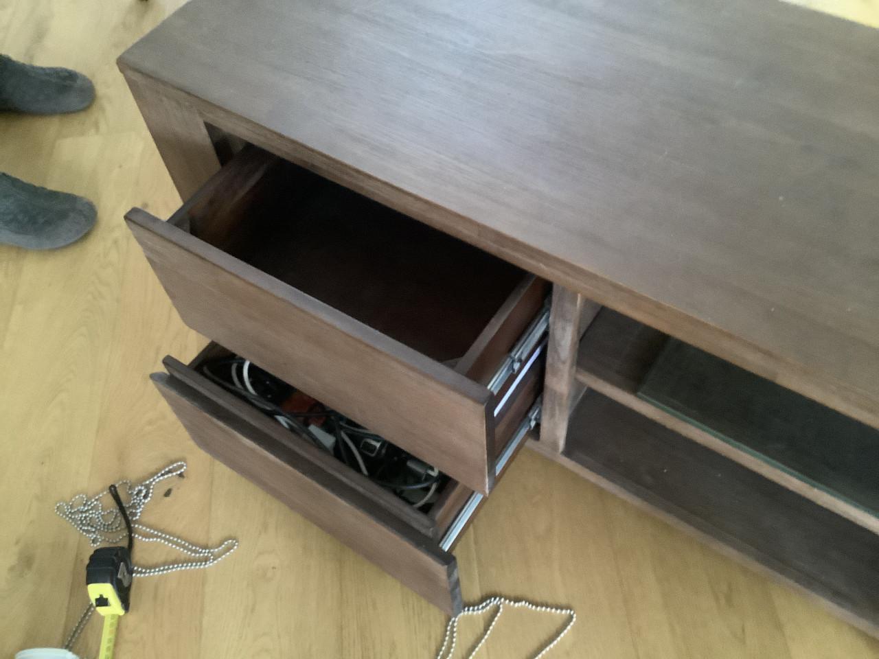 Tv meubel 120cm breed, 54cm diep, 50cm hoog. Met 2 lades en open vak.