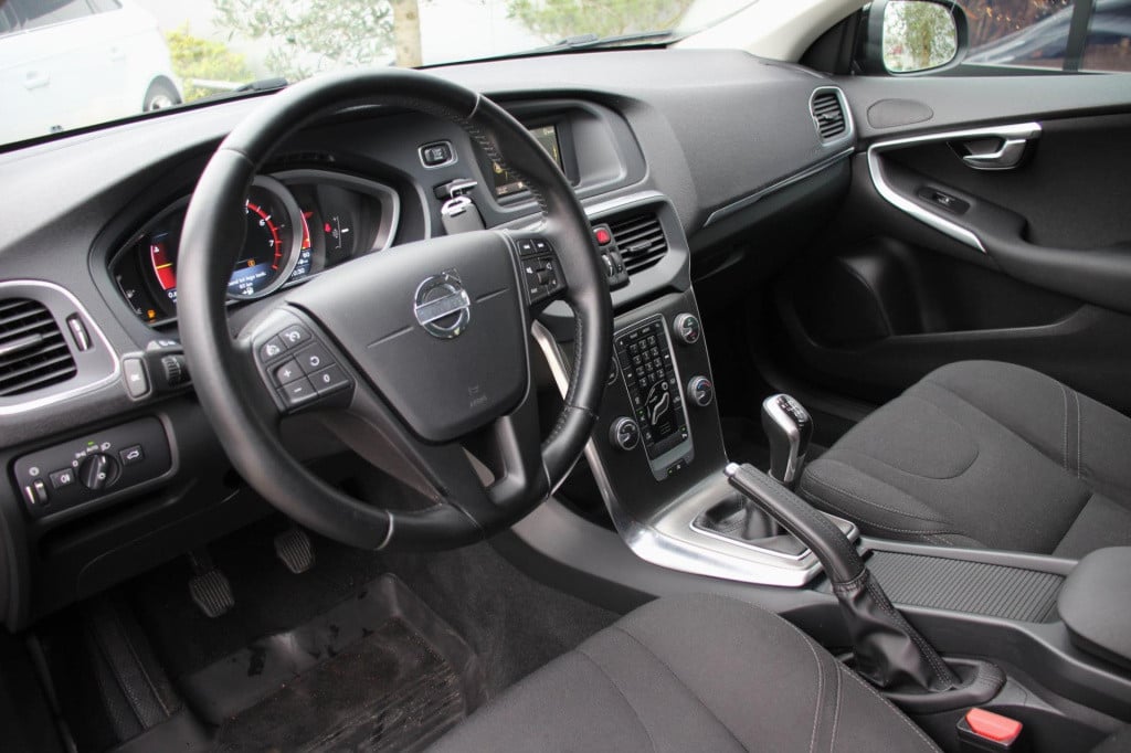 Volvo V40 1.6 t2 you! inc btw - xenon - cruise - pdc - high perf audio - de